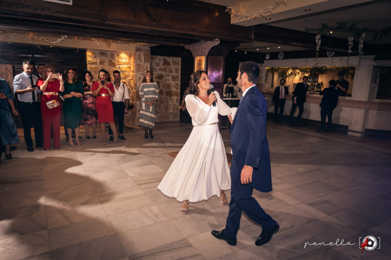 baile nupcial en tu reportaje con la fotógrafa de bodas en Asturias Penella Fotografía