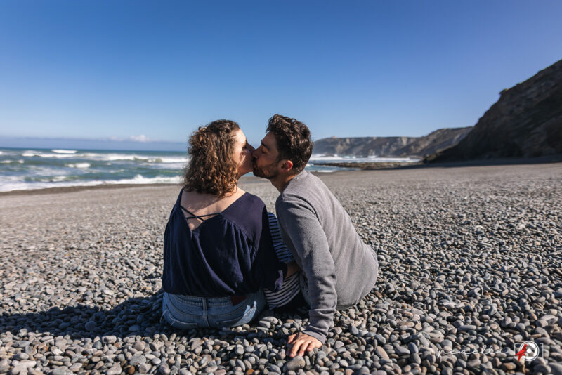 beso en la playa en tu sesión de fotos familiar con Penella Fotografía