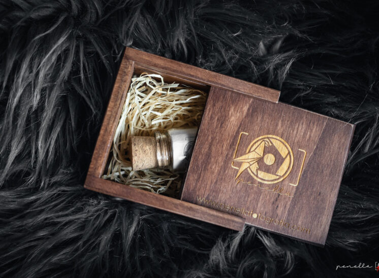 caja de madera y usb de cristal en la entrega de un reportaje de boda con Penella Fotografía