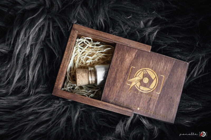 caja de madera y usb de cristal en la entrega de un reportaje de boda con Penella Fotografía