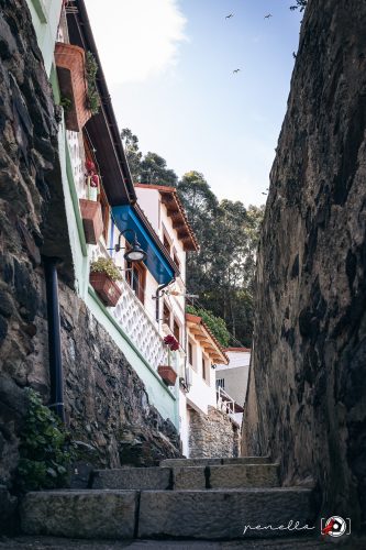 calles típicas del pueblo de Cudillero camino al apartamento vacacional villa Carlota