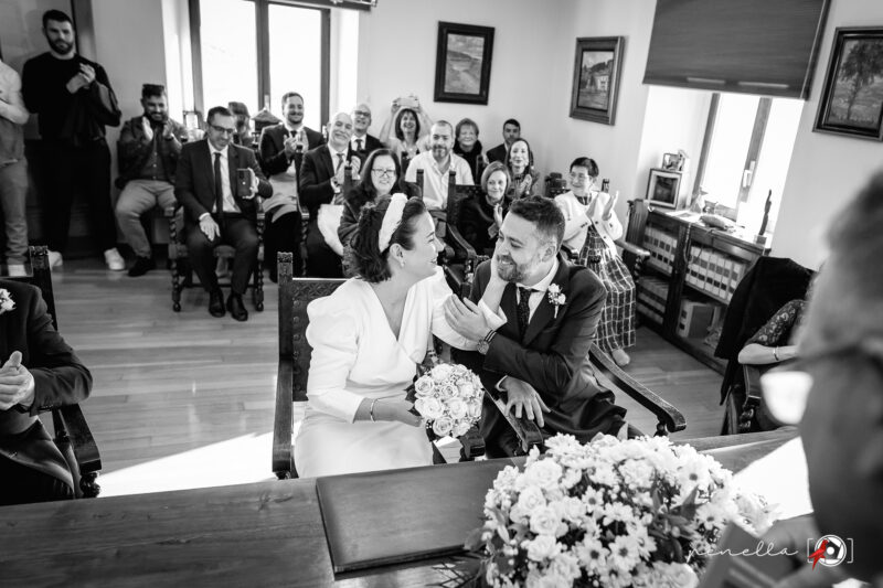 ceremonia civil en el Ayuntamiento de Muros del Nalón de la fotógrafa de bodas Penella Fotografía