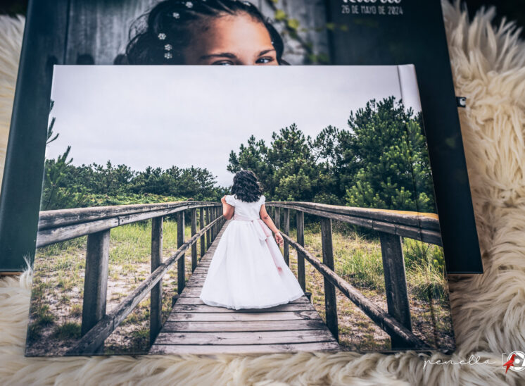 Contraportada del álbum con la fotógrafa de comuniones en Asturias Penella Fotografía