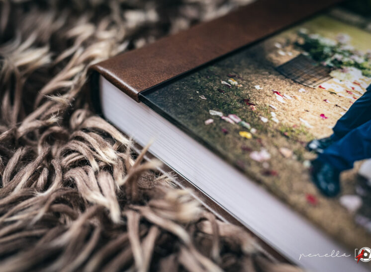 detalle de álbum de boda en piel con portada en acrílico, Penella Fotografía