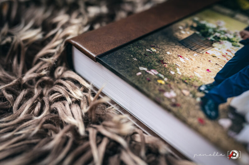 detalle de álbum de boda en piel con portada en acrílico, Penella Fotografía
