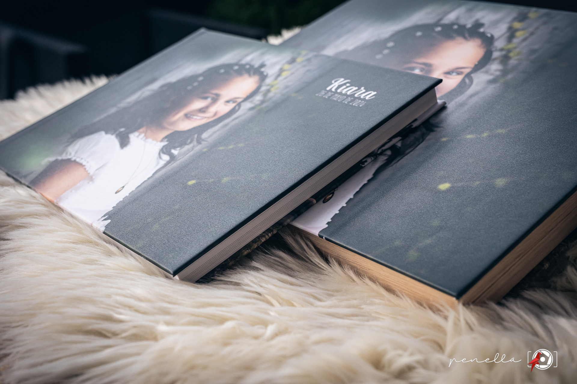 detalle de la caja roble personalizada con su álbum de comunión en Asturias