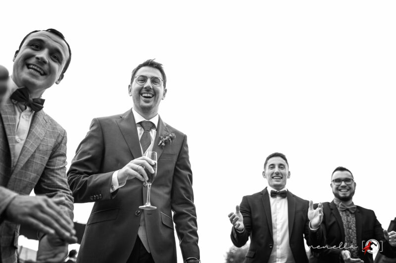 diversión del novio y los amigos en el convite de su boda en Cadavedo en Asturias, foto de Penella Fotografía