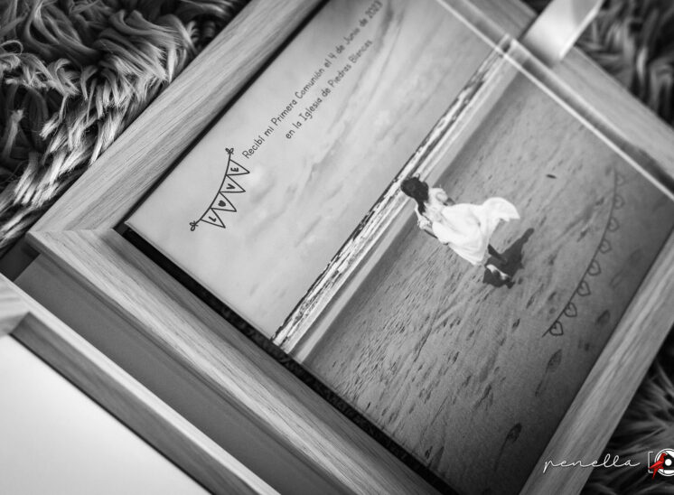 Foto de un álbum de Primera Comunión con caja de fotógrafa de comuniones en Asturias