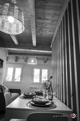 Foto de la mesa de la cocina en un reportaje de casa rural con Penella Fotografía