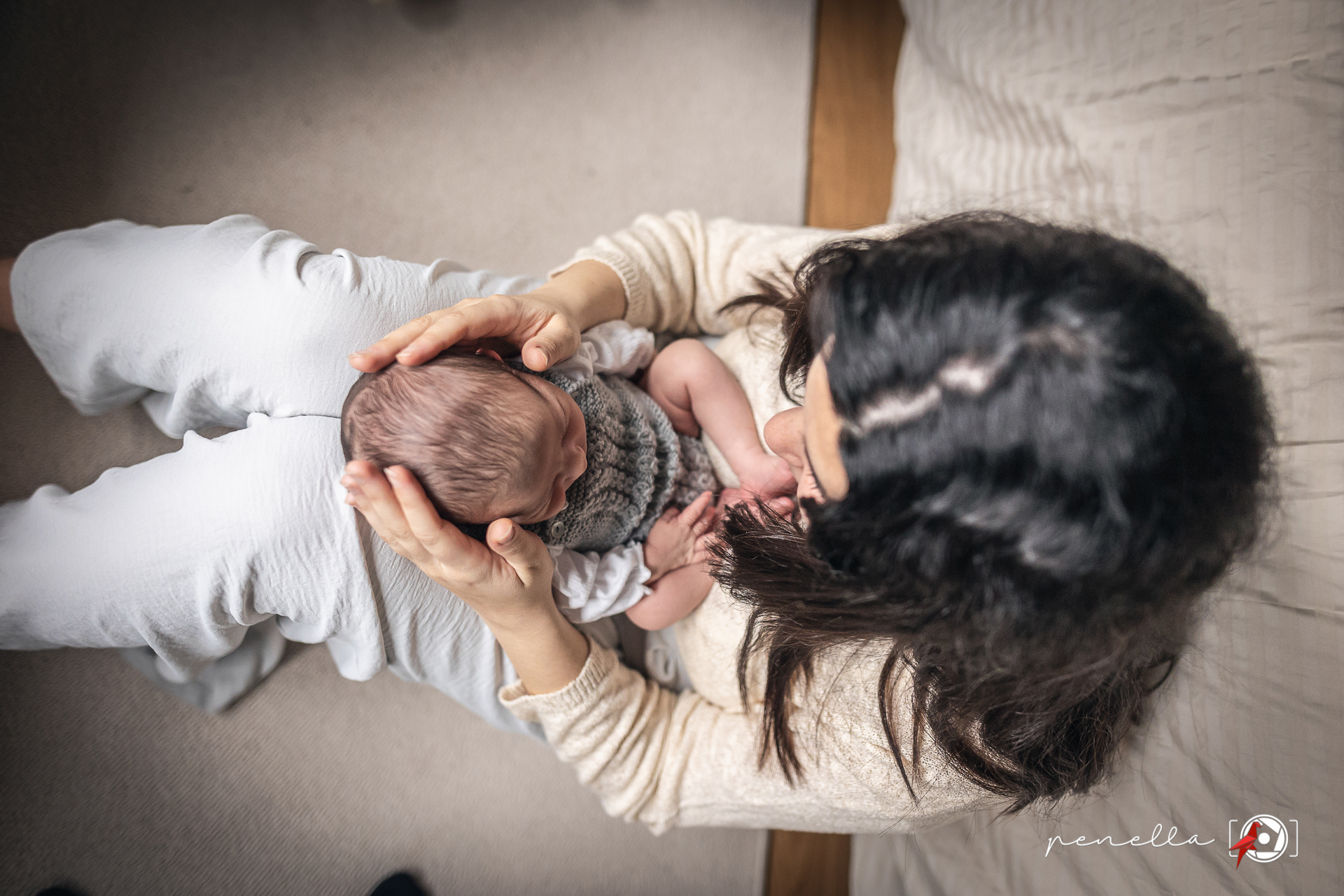 fotografía de recién nacido en asturias, el bebé dormido con su mamá
