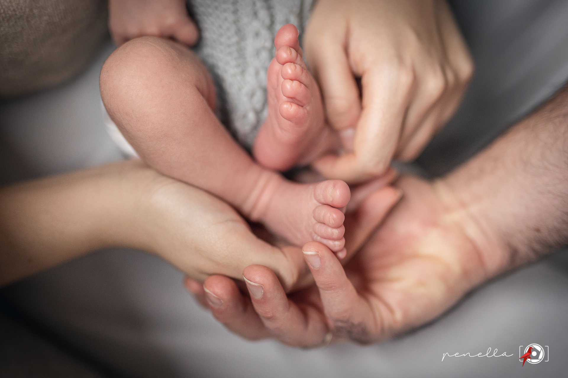 fotos del bebé con luz natural y detalle de pies y manos