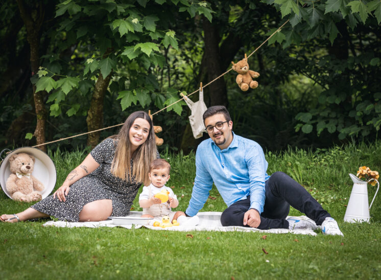 fotos de familia en tu sesión infantil con atrezo con la fotógrafa Penella Fotografía