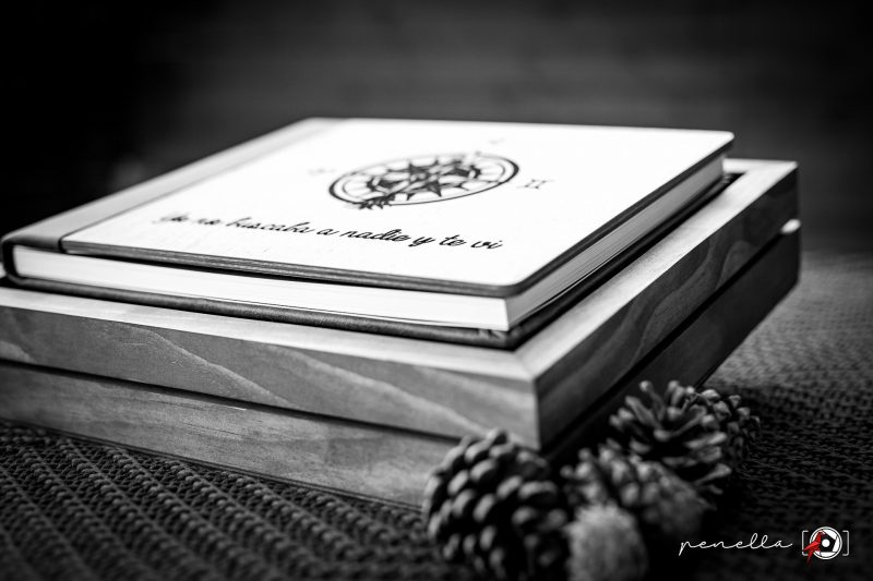 grabado láser en álbum de madera de fotógrafo de bodas en Asturias