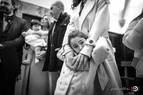 La hermana mayor en la ceremonia de bautizo en Luanco en Asturias, Penella Fotografía