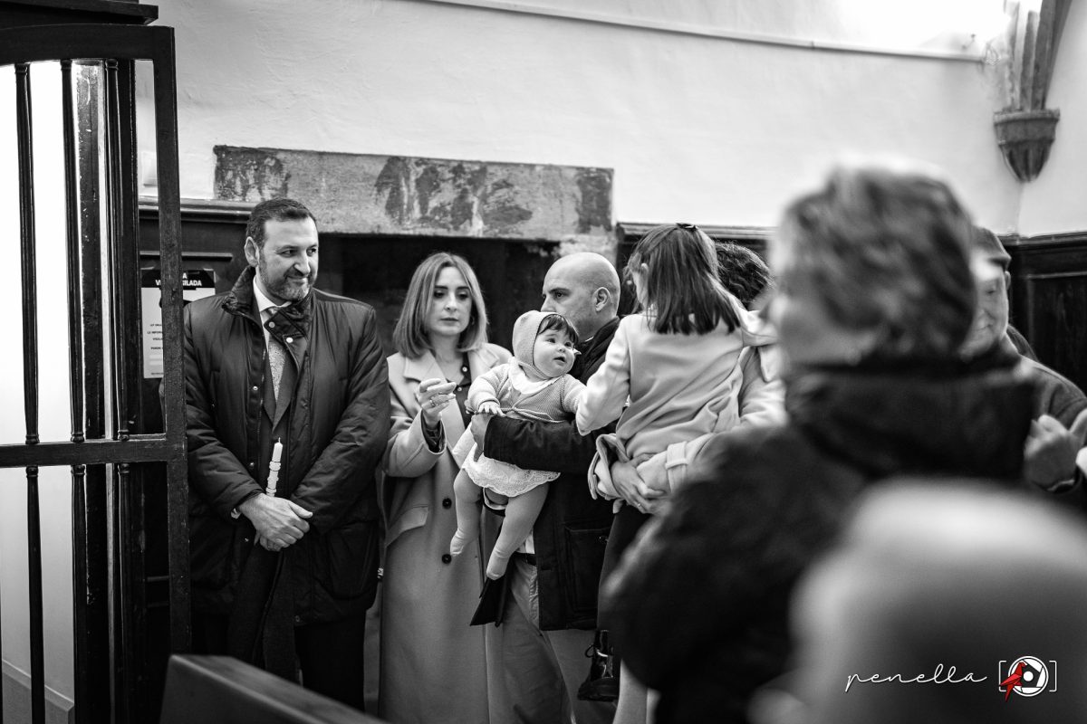 la familia en el reportaje de tu bautizo en la iglesia de Luanco con la fotógrafa Penella Fotografía