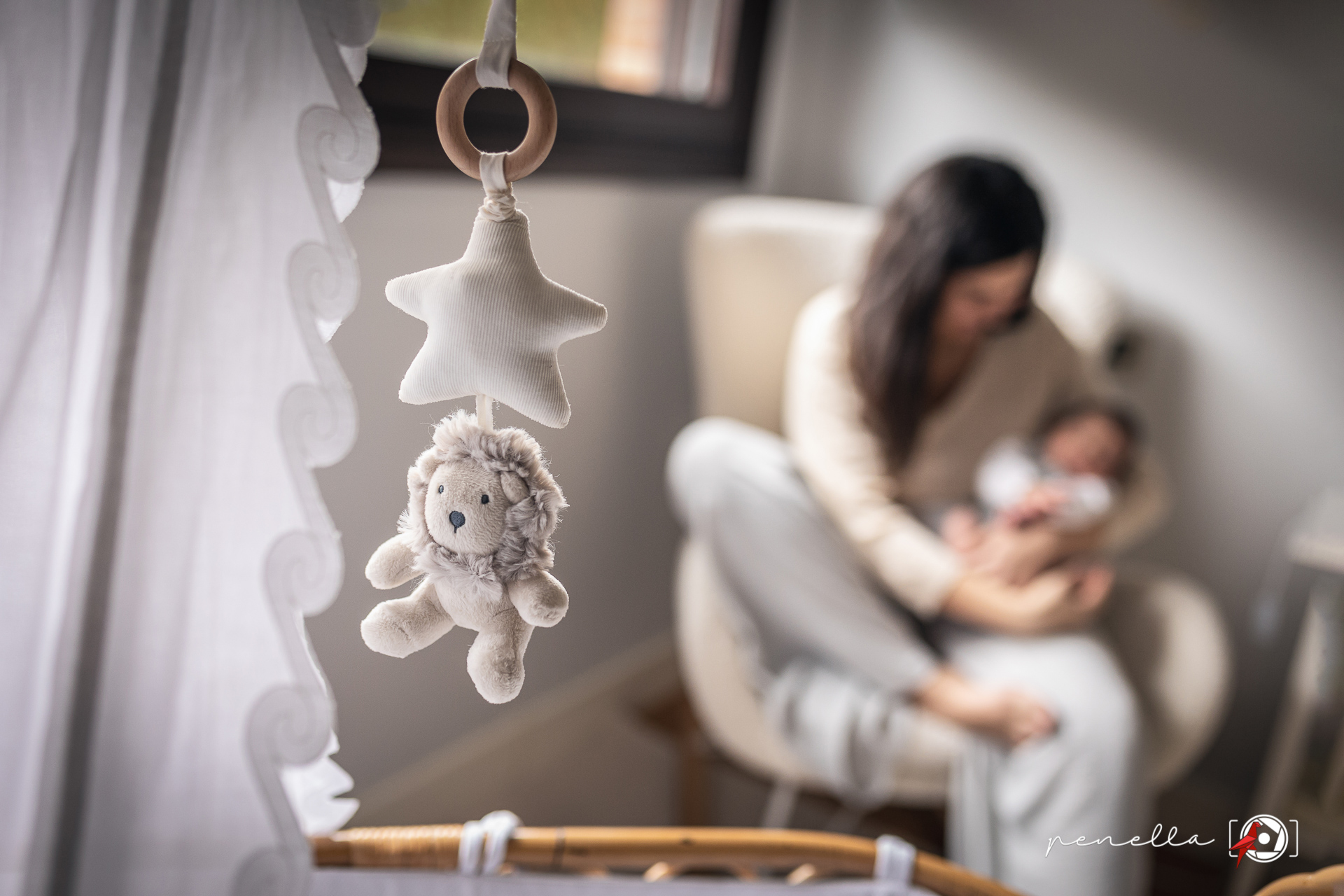 mamá y bebé durante lactancia lifestyle a domicilio