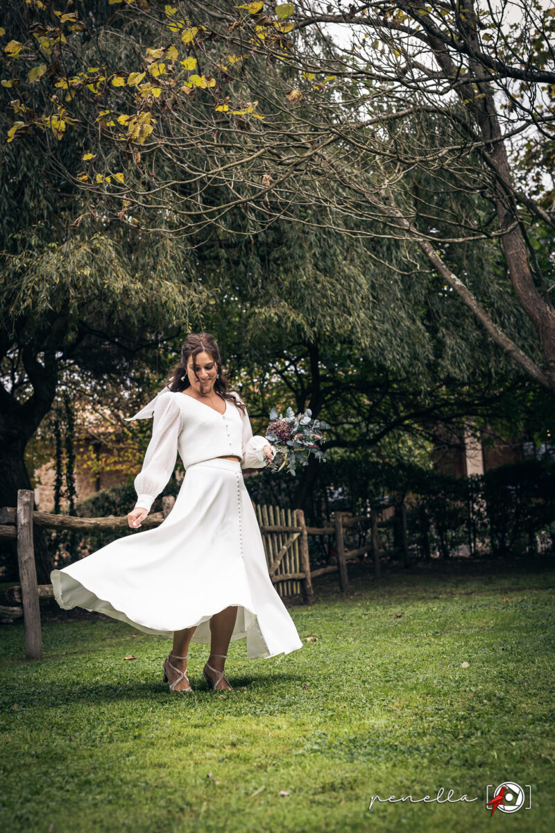 novia feliz el día de su boda en la Campana de Pruvia en Asturias