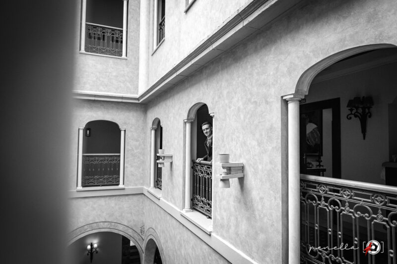 novio en su boda en el Palacio de la Magdalena en Soto del Barco
