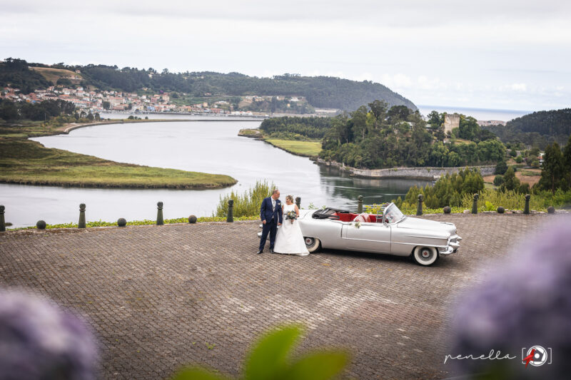 novios recién casados con el Cadillac y las vistas del río Nalón, Penella Fotografía