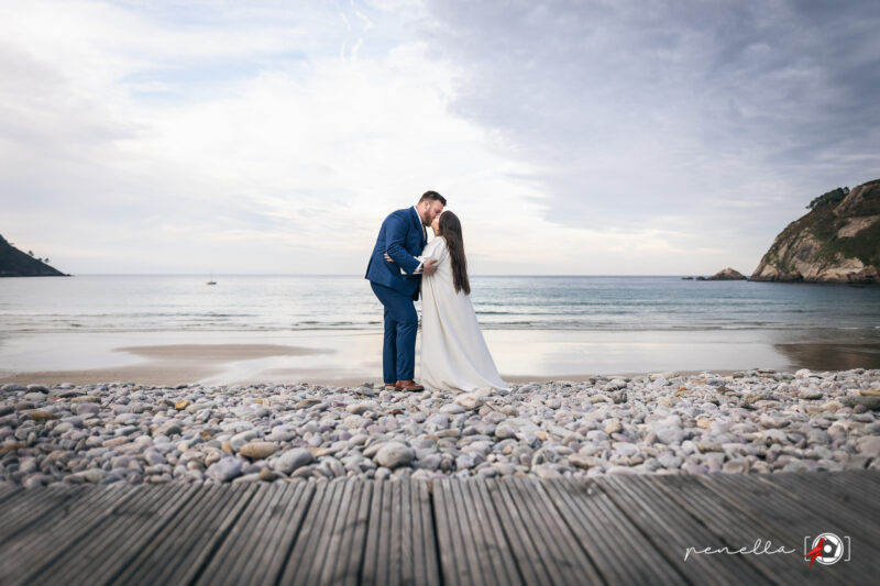 postboda en la playa de la concha de Artedo con la fotógrafa de bodas Penella Fotografía