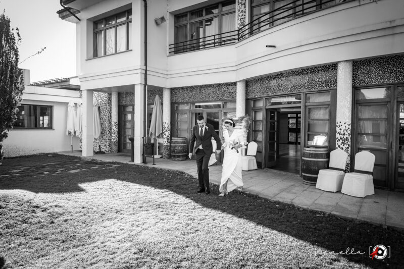 recién casados en el restaurante Casona de Lupa con la fotógrafa de bodas Penella Fotografía
