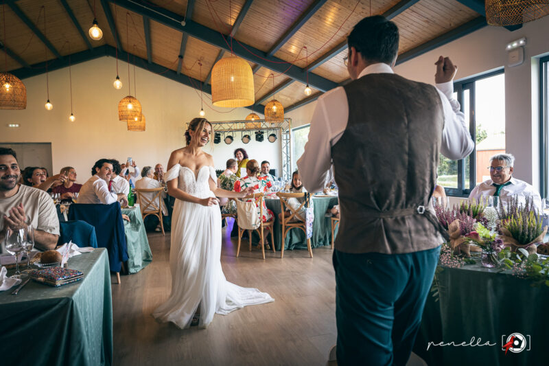 reparto de los detalles a los invitados en un reportaje de boda con Penella Fotografía