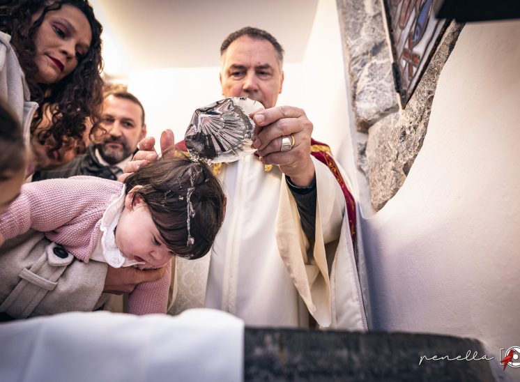 Reportaje de bautizo en la iglesia de Luanco en Asturias con la fotógrafa de Soto del Barco Penella Fotografía