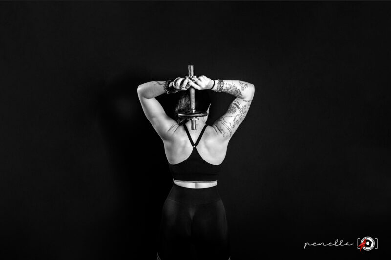 reportaje fitness, retrato y gym con mancuernas de la fotógrafa en Asturias Penella Fotografía