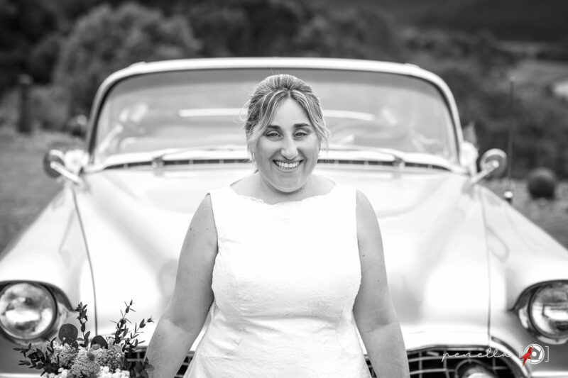 retrato de la novia con su cadillac de fondo del fotógrafo de bodas Penella Fotografía