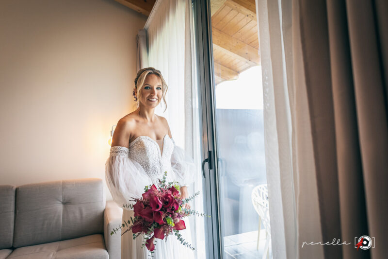 retrato de la novia en los preparativos de su boda en la reserva de los campos en Cadavedo