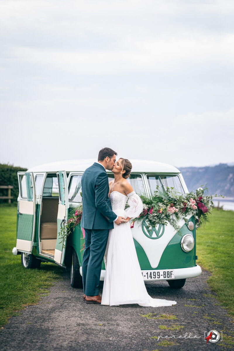 retrato de los novios en Cadavedo con la camper vintage thevagabondvan