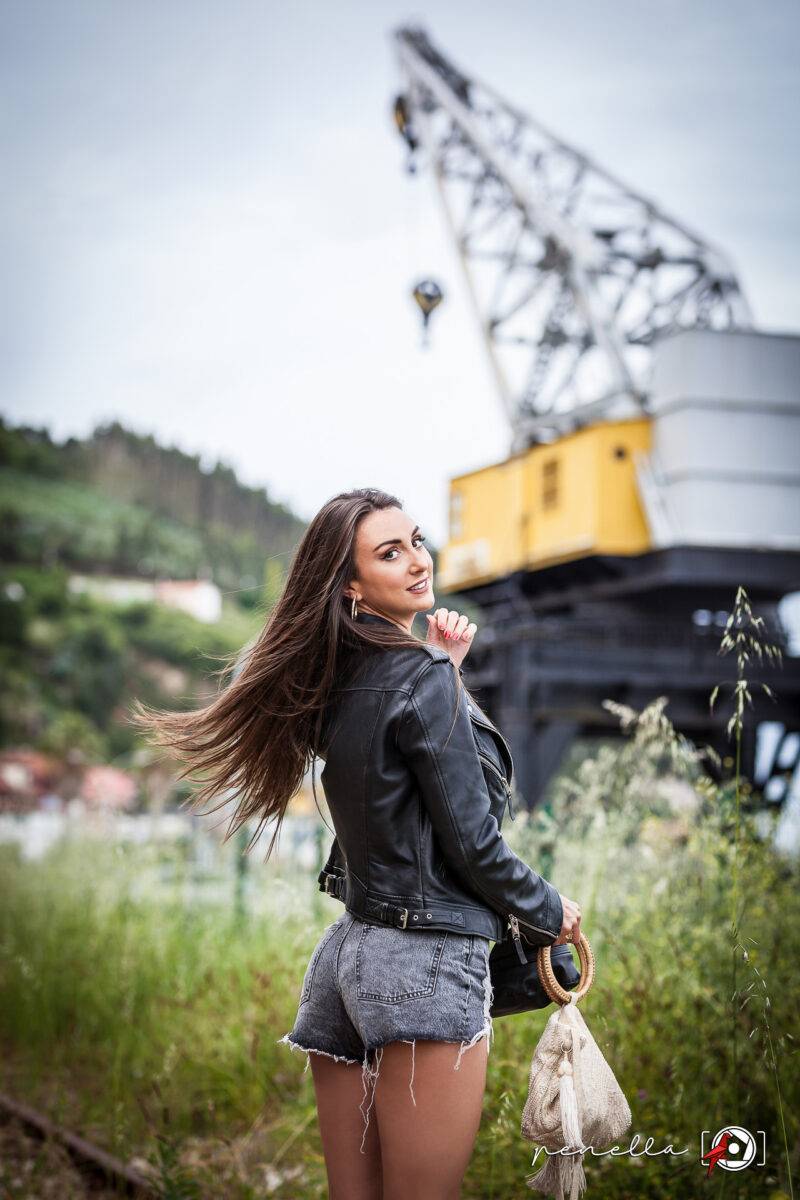 sesión book y modelaje a chica en San Esteban de Pravia con fondo industrial, Penella Fotografía
