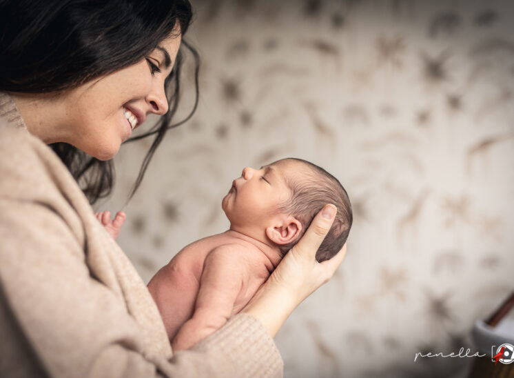 sesión newborn de fotos en casa con luz natural y en la habitación del bebé con la fotógrafa lifestyle de Asturias Penella Fotografía