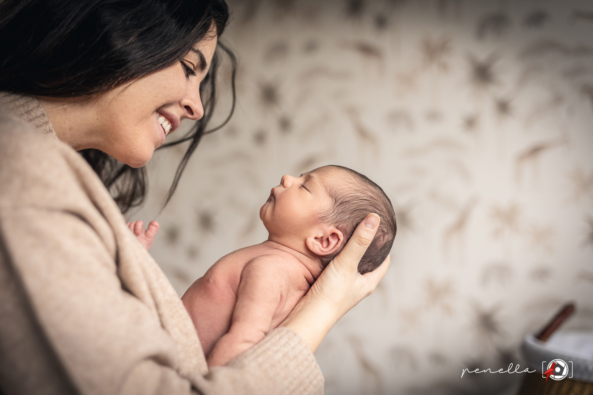 sesión newborn de fotos en casa con luz natural y en la habitación del bebé con la fotógrafa lifestyle Asturias Penella Fotografía