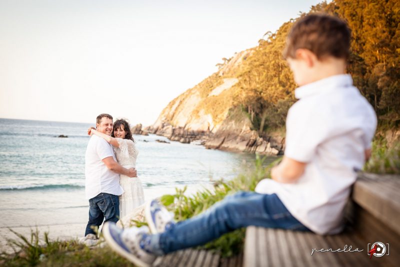 sesión de fotos de familia, parejas y niños en la playa en Asturias, Penella Fotografía