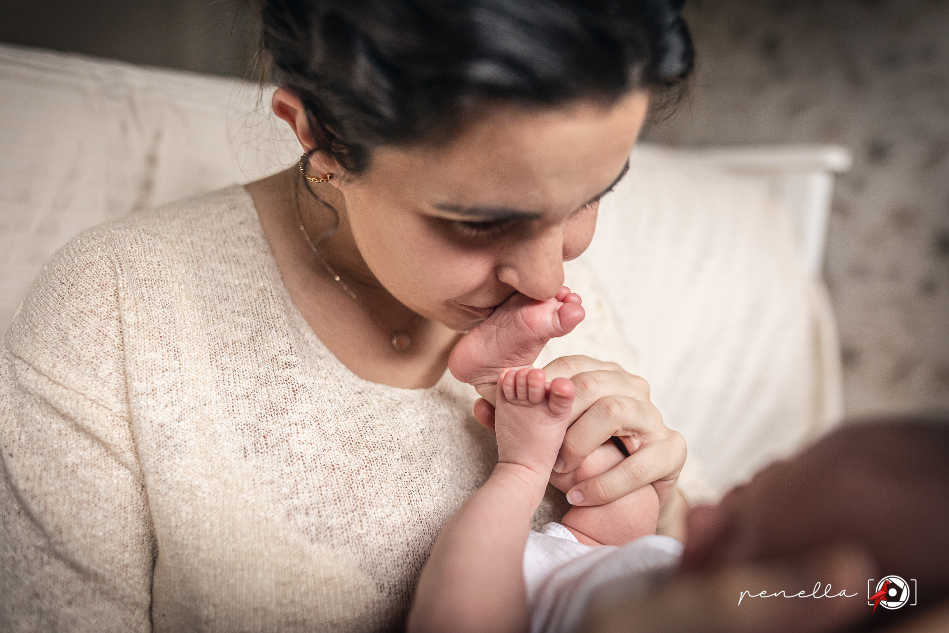 sesión newborn con luz natural en asturias, detalle de beso en un pie