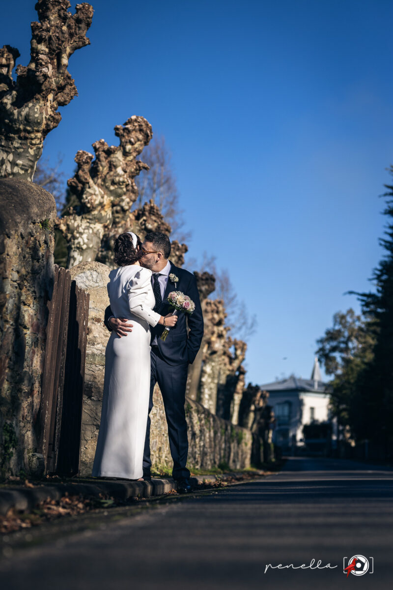 sesión de pareja el día de su boda de invierno en Muros del Nalón en Asturias