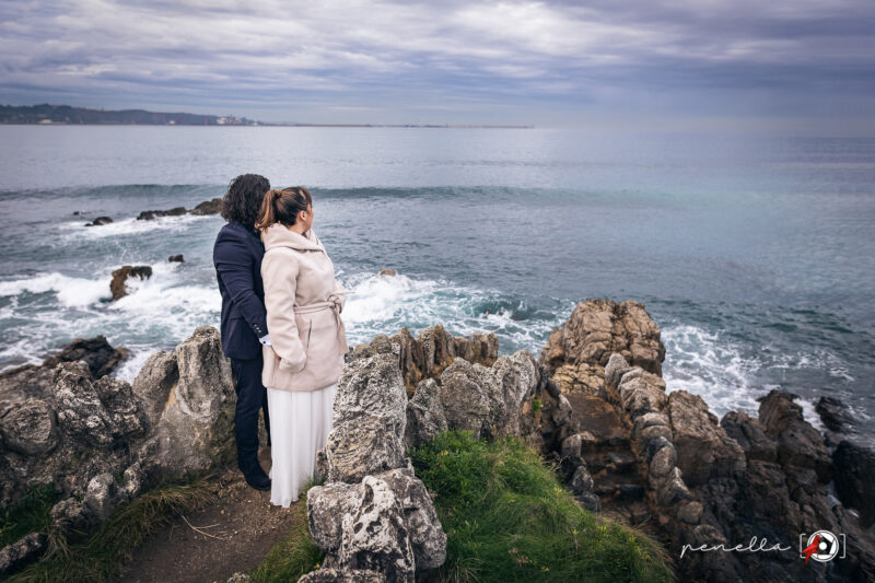 sesión de postboda en un acantilado en Gijón después de su boda de invierno en Asturias