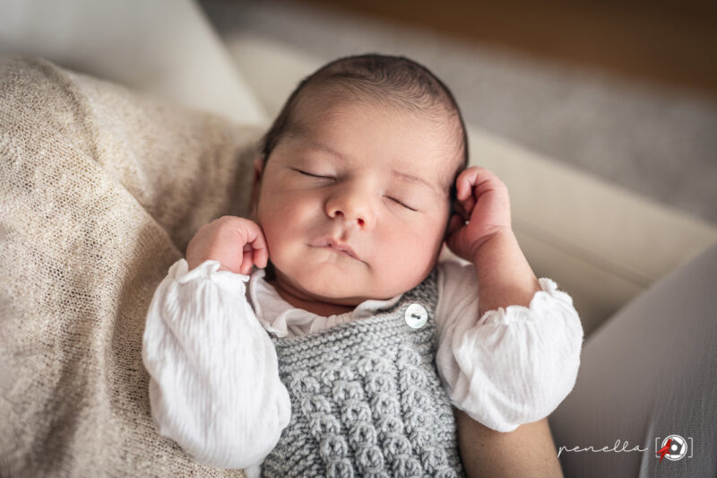 sesión de recién nacido newborn lifestyle luz natural a domicilio en Asturias con Penella Fotografía