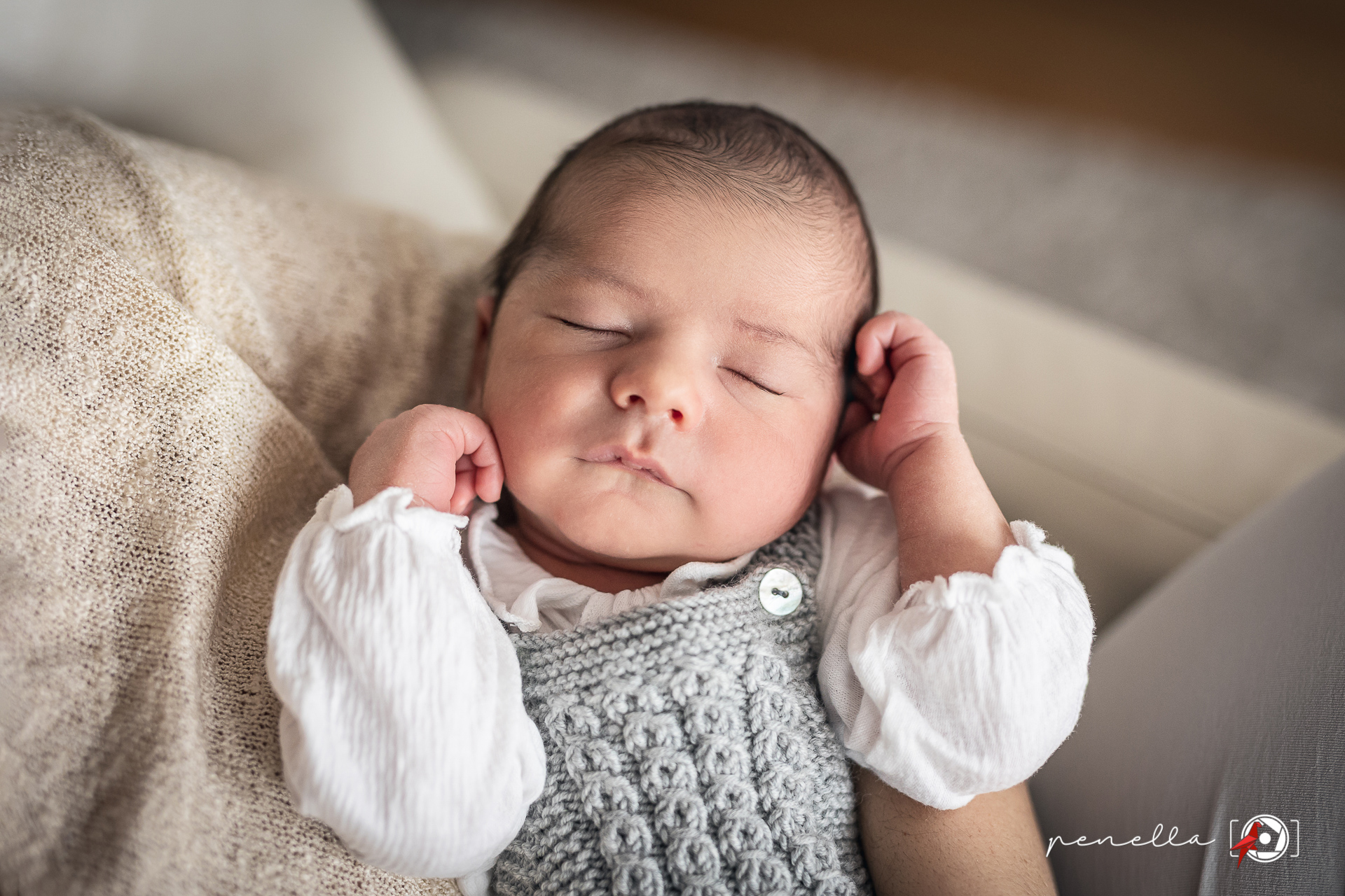 sesión de recién nacido lifestyle a domicilio en Asturias con Penella Fotografía