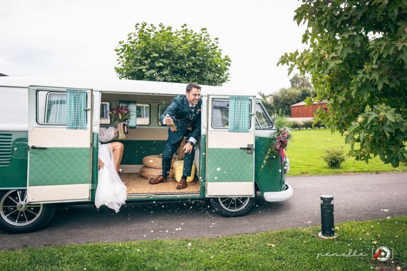 thevagabondvan camper vintage para tu boda en Asturias, foto de Penella Fotografía